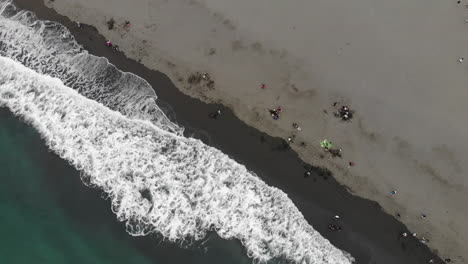 Toma-De-Arriba-Hacia-Abajo-De-La-Famosa-Playa-De-Arena-Negra-De-La-Isla-Cijin-En-La-Ciudad-De-Kaohsiung,-Taiwán