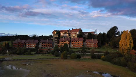 Luxushotel-Llao-Llao-Resort-In-Patagonien,-Argentinien,-Luftaufnahme