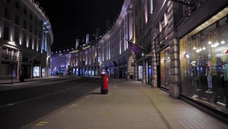 Regent-Street-Vacía-En-Londres-Por-La-Noche,-Durante-El-Cierre-Del-Coronavirus