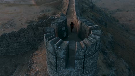 Mann-Läuft-Auf-Mauer-An-Der-Ranikot-Festung-In-Sindh,-Pakistan-Auf-Historischen-Ruinen