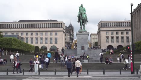 Menschen-Gehen-In-Zeitlupe-An-Der-Statue-Von-König-Albert-I.-Auf-Dem-Mont-Des-Arts-In-Brüssel-Vorbei