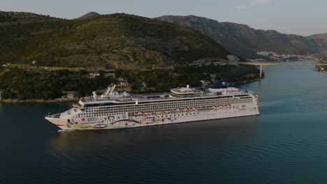 5K-Drohnenansicht-Des-Kreuzfahrtschiffs-Norwegian-Star,-Das-Von-Dubrovnik,-Kroatien,-Aus-Auf-Einer-Malerischen-Europakreuzfahrt-Ablegt