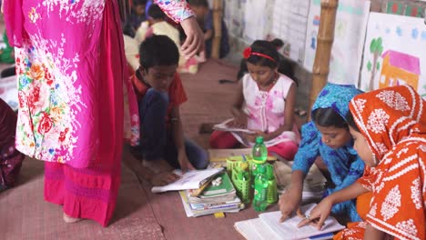 Un-Grupo-De-Niños-Pobres-Leyendo-En-Una-Escuela-De-Bangladesh.