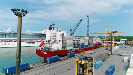 Escena-Diurna-En-La-Terminal-Portuaria-De-Puerto-Limón-En-Costa-Rica-Con-Un-Crucero-Amarrado-Al-Fondo