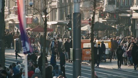 Damrak-Ocupado-En-Ámsterdam-Durante-El-Frío-Y-Soleado-Día-De-Invierno