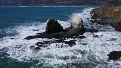 Surfeando-En-Punta-De-Lobos-Chile-Día-Soleado-Increíble-Paisaje-Grabado-Con-Drone