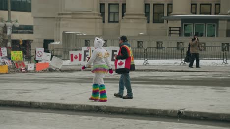 Manifestante-Disfrazado-De-Unicornio-Caminando-Por-La-Calle-En-Invierno-Durante-El-Convoy-De-Libertad-De-Camioneros-En-Ottawa,-Canadá