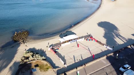 Luftaufnahme---Volleyball-Turnierplatz-Auf-Weißem-Sand-Neben-Dem-Meer