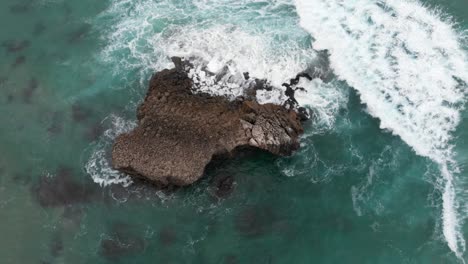 Meereskraft-–-Wellen-Schlagen-Gegen-Den-Felsen-–-Drohnenansicht
