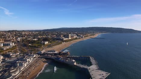 Imágenes-Aéreas-Sobre-El-Muelle-De-Redondo-Beach,-California