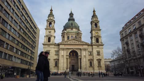 Time-Lapse-of-Tourists-in-front-of-the-Basilicia-at-St