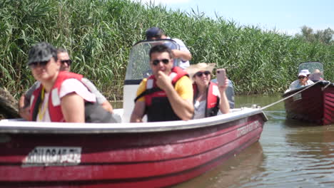 Boot-Mit-Touristen-Auf-Dem-Fluss-Im-Donaudelta