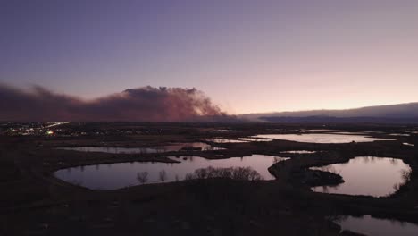 Drohnen-Luftaufnahme-Des-Marshall-Feuers-In-Boulder-County,-Colorado,-Verheerender-Rauch-Zur-Goldenen-Stunde-Am-Abend