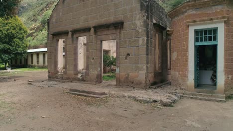 Aerial-jib-up-shot-of-a-roofless-building-in-the-Mina-Española-Masonica-in-Real-de-Catorce,-San-Luis-Potosi,-Mexico