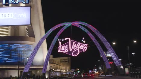 4k-Bienvenido-Al-Letrero-De-Las-Vegas-Que-Conduce-Y-Rastrea-El-Centro-De-La-Ciudad-Durante-La-Noche-Con-Luces-De-Neón