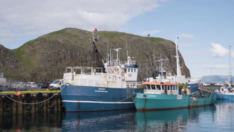Standbild-Von-Fischerbooten,-Die-Im-Hafen-Von-Stykkishólmur,-Island,-Vor-Anker-Liegen