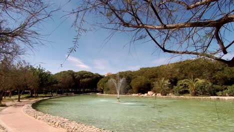 Wasserspiel-Video-Eines-Parks-In-Spanien,-In-Der-Nähe-Von-Torrevieja-In-Valenciana,-Mit-Mehreren-Kleinen-Wasserfällen-Und-Pools