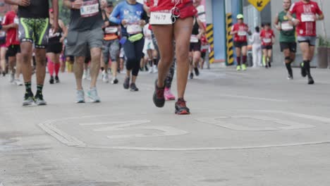Eine-Niedrige-Aufnahme-Der-Läufer-Beim-Mexiko-Stadt-Marathon-2022
