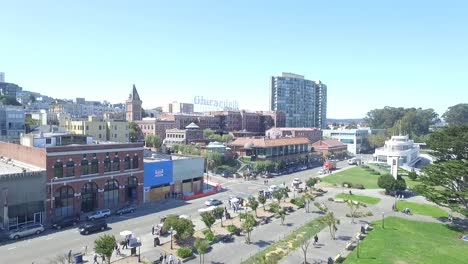 Toma-Aérea-De-Drones-De-La-Plaza-Y-La-Ciudad-De-San-Francisco-Ghirardelli