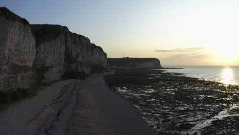 Flug-über-Den-Strand-Bei-Ebbe-Am-Abend-In-Der-Französischen-Normandie-Bei-Sonnenuntergang