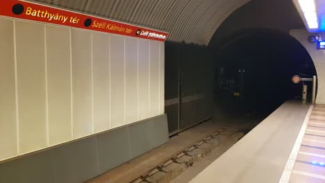 Estación-De-Metro-De-La-Estación-De-Tren-Del-Este-En-Budapest,-Hungría