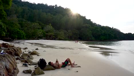 El-Hombre-Yacía-En-La-Playa-De-Pasir-Tengkorak-Y-Esperaba-El-Atardecer.