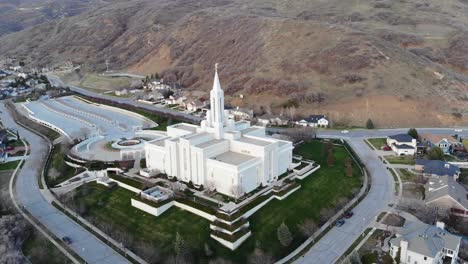 Drohne-Kreist-Um-Wunderschönes-Gebäude,-LDS-Tempel-Am-Fuße-Der-Berge