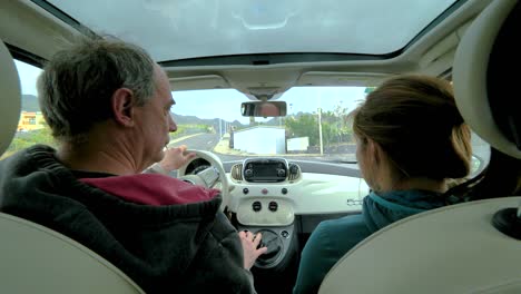 Foto-Pov-Del-Asiento-Trasero-Del-Anciano-Y-Su-Hija-Conduciendo-Por-La-Ciudad