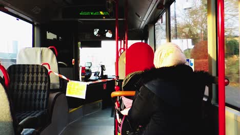 Frau-Reist-In-Einem-Bus-Am-Fenster-Entlang