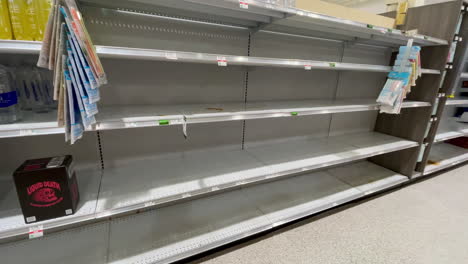 Tropical-hurricane-Ian-Florida-bottled-water-supply-shortages-empty-shelf-in-Publix-Walmart-Sarasota-Tampa-bay-power-outage-basic-necessities-preparedness