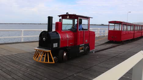 Fully-Solar-powered-passenger-train-turning-around,-Busselton-Jetty