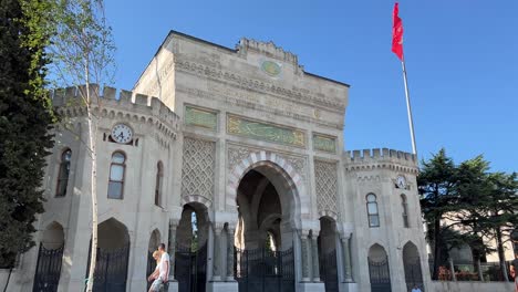 Wehende-Türkische-Flagge-Neben-Einem-Berühmten-Gebäude-In-Istanbul