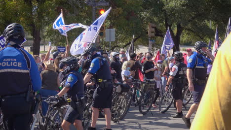 La-Policía-Controla-Multitudes-En-El-Centro-De-Austin,-Texas,-Después-De-La-Victoria-De-Biden-Sobre-Trump-En-Las-Elecciones-Presidenciales-Estadounidenses-De-2020.