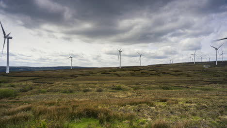 Lapso-De-Tiempo-De-Turbinas-De-Parques-Eólicos-En-Una-Remota-Tierra-Pantanosa-Con-Nubes-En-Movimiento-En-Las-Montañas-De-Arigna-En-Irlanda