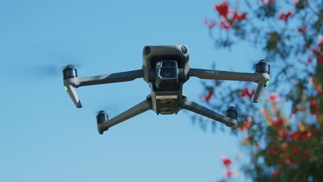 Dji-Mavic-3-Nuevo-Lanzamiento-De-Drones-Volando-Con-Fondo-De-Cielo-Azul