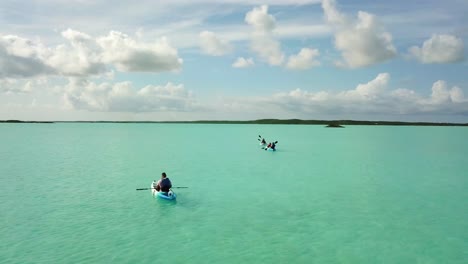 Gruppe-Von-Kajakfahrern-Im-Meer-Vor-Der-Küste-Von-Providenciales-Im-Turks--Und-Caicos-Archipel