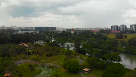 Jardín-Chino-Acercándose-A-La-Pagoda-En-El-Fondo.