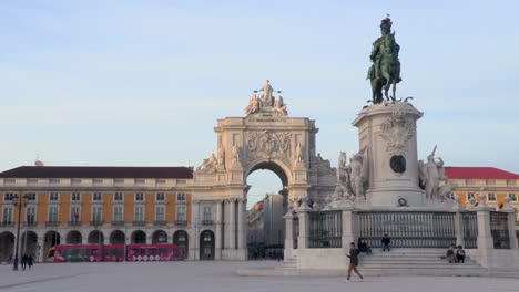 Monumento-Al-Rey-José-I-En-La-Praça-Do-Comercio-Con-El-Arco-De-La-Rua-Augusta-Al-Fondo-En-Lisboa,-Portugal