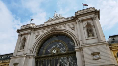 Historic-main-entrance-to-Keleti-Railway-Station-in-Budapest,-angle-up