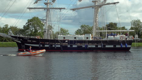 Ts-Barco-De-La-Marina-Realista-En-El-Canal-De-Caledonia-En-Inverness