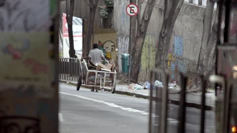 Hombre-Tirando-De-Carro-Con-Cartón,-Recolector-De-Residuos