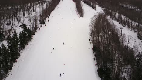 Imágenes-Aéreas-Tomadas-De-Un-Dron-De-Gente-Esquiando-En-La-Montaña-Burke-En-El-Norte-De-Vermont