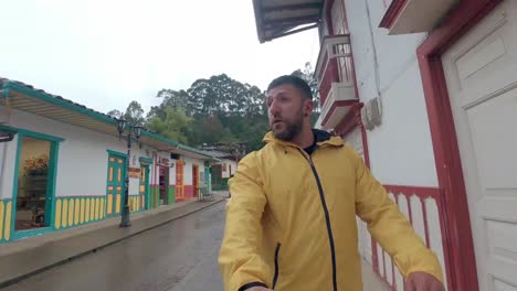 Spaziergang-Durch-Die-Straßen-Des-Königs-Von-Salento-In-Kolumbien