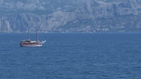 Ein-Freizeit-Segelboot-Kreuzt-Auf-Der-Adria