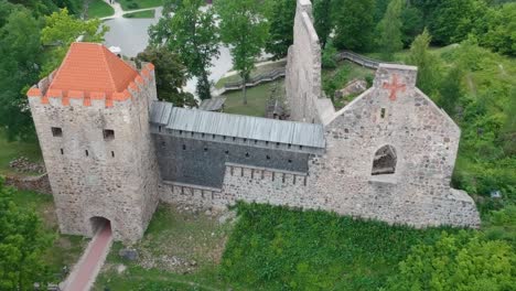 Toma-Aérea-Bajando-Centrada-En-El-Castillo-De-Sigulda,-Letonia