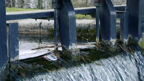 Fließendes-Wasser-Durch-Das-Alte-Schleusentor,-Das-Einen-Wasserfall-Bildet,-Dublin-Grand-Canal-Irland