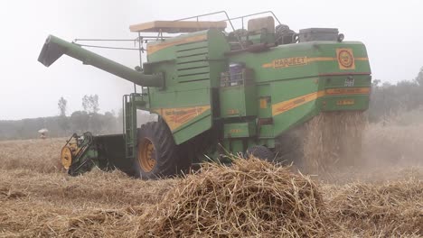 Cosecha-Y-Corte-De-Trigo-Con-Máquina,-Industria-Agrícola-Utilizando-Tecnología-Para-La-Agricultura-Urbana-Moderna