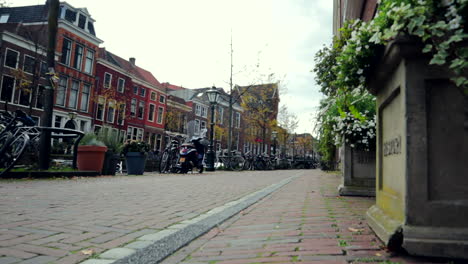 Female-police-officers-walking-down-the-road-in-Leiden-during-lockdown