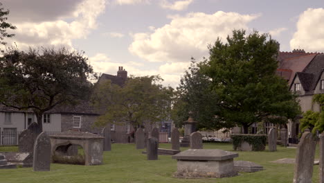 Lo-Que-Se-Ve-Es-Un-Cementerio-Al-Lado-De-La-Abadía-De-Malmesbury,-Que-Es-Un-Edificio-Del-Siglo-XII.