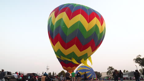 Heißluftballon-Crew-Macht-Den-Letzten-Schliff-Am-Ballon,-Bevor-Er-Für-Einen-Ausflug-In-Die-Luft-Steigt